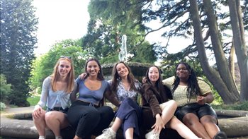 5 girls at the botanical gardens