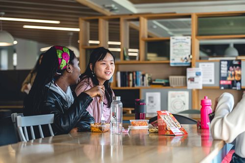 Students eating lunch in Mason Lounge
